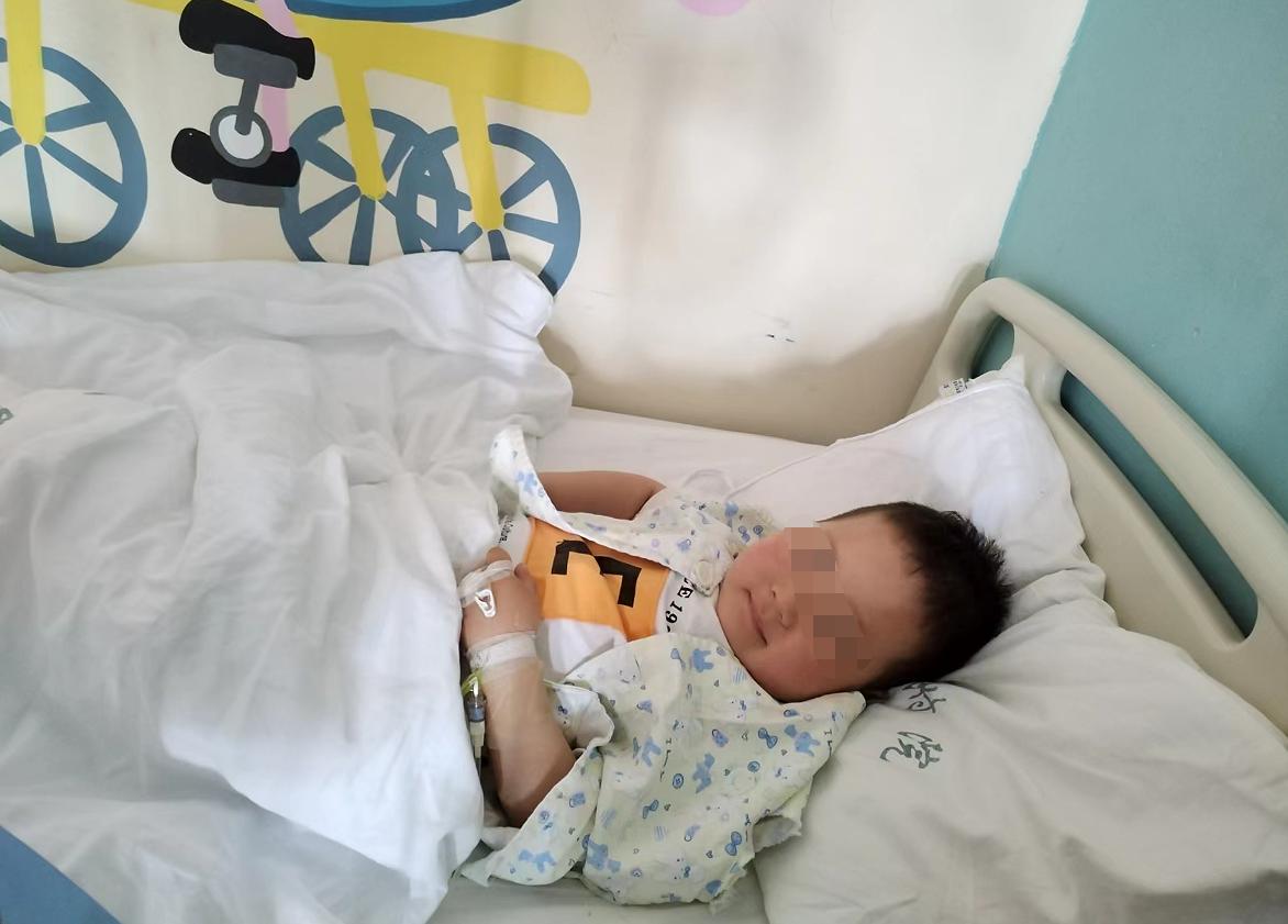 奶奶不慎摔骨折被照顾长大的孙女,奶奶摔伤为孙子治病