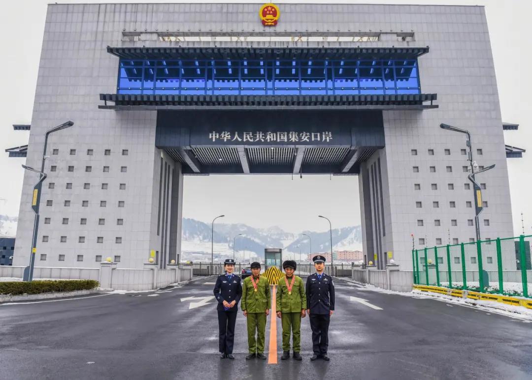 70多年后再次相聚，当年他8岁，他们18岁……