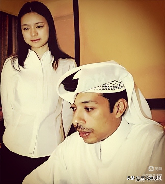 球迷王子与中国象棋冠军褚宸女士在卡塔尔世界杯