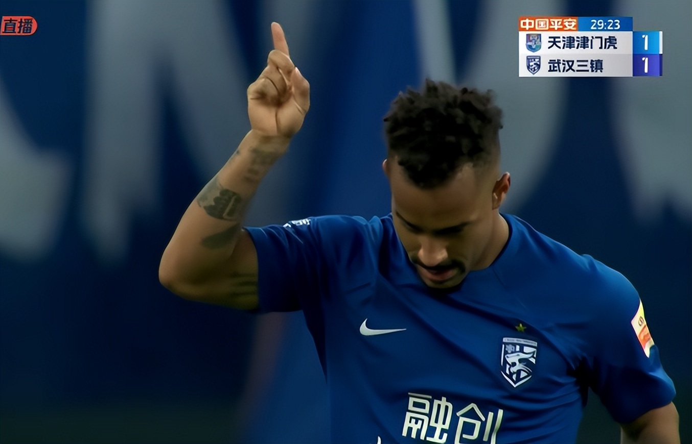 1-1！中超精彩大战：25犯+8黄+中框+救险+冲突，4万人见证