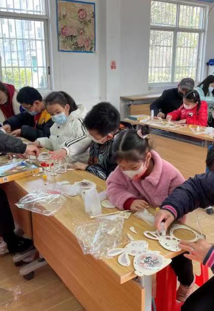 猜灯谜赢花灯趣味闹元宵,元宵节当然少不了做花灯猜灯谜