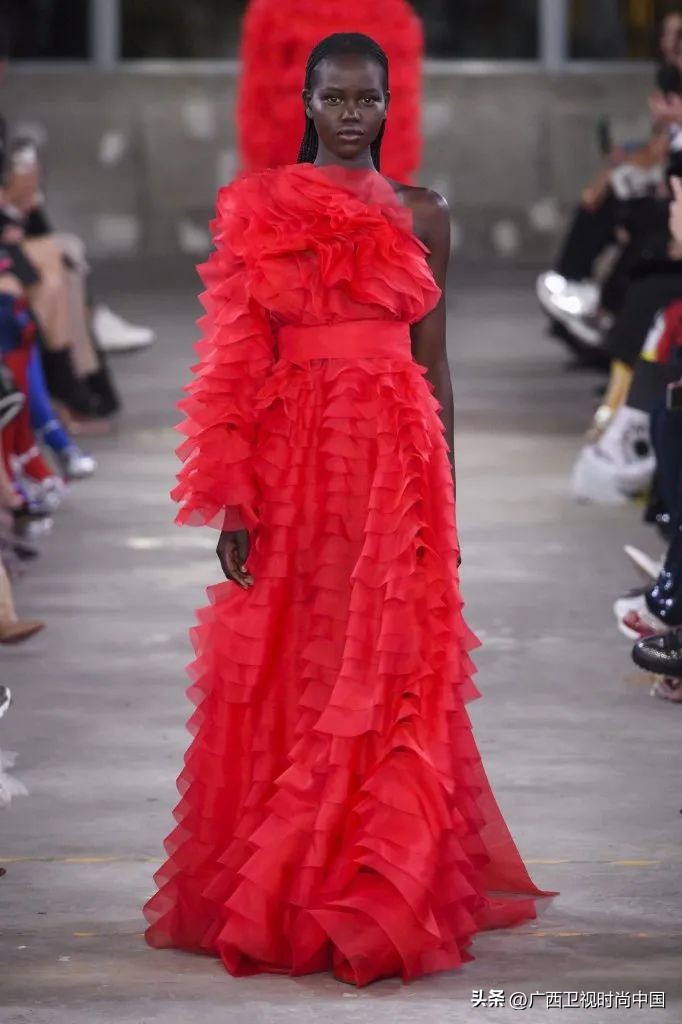 快过年了还是穿红色喜庆点,快过年了买件红色的衣服