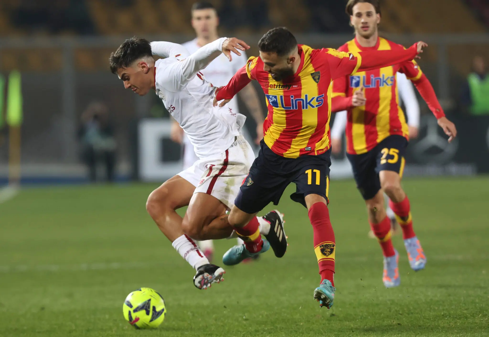 穆里尼奥要求裁判给牌,穆里尼奥被红牌罚下