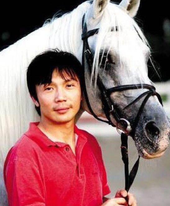 54岁四川男人,开蛋糕店身家20亿,离婚后玩摄影去过53次非洲