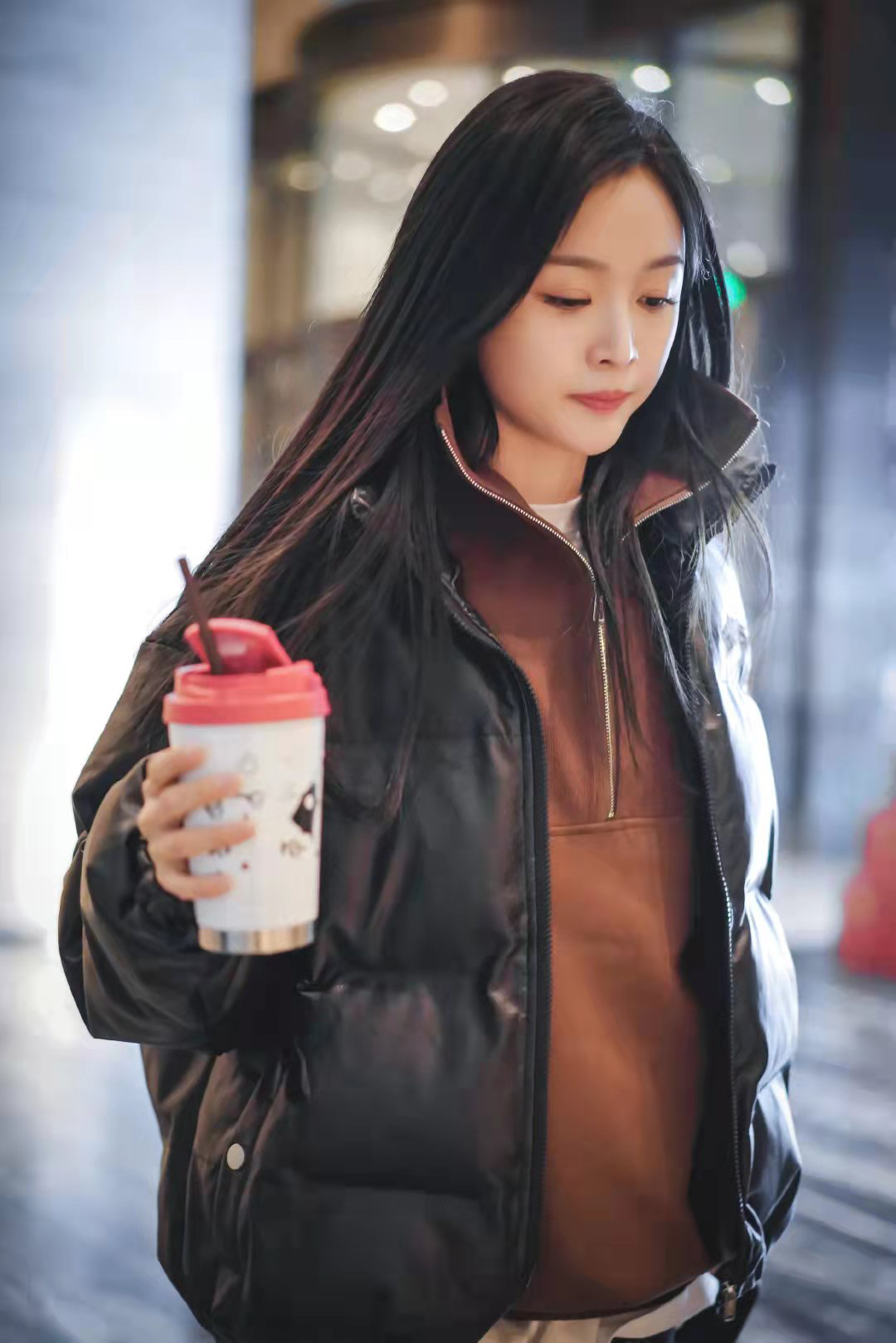 吴宣仪长裤穿搭冬天,吴宣仪穿蓝色羽绒服配紧身牛仔裤