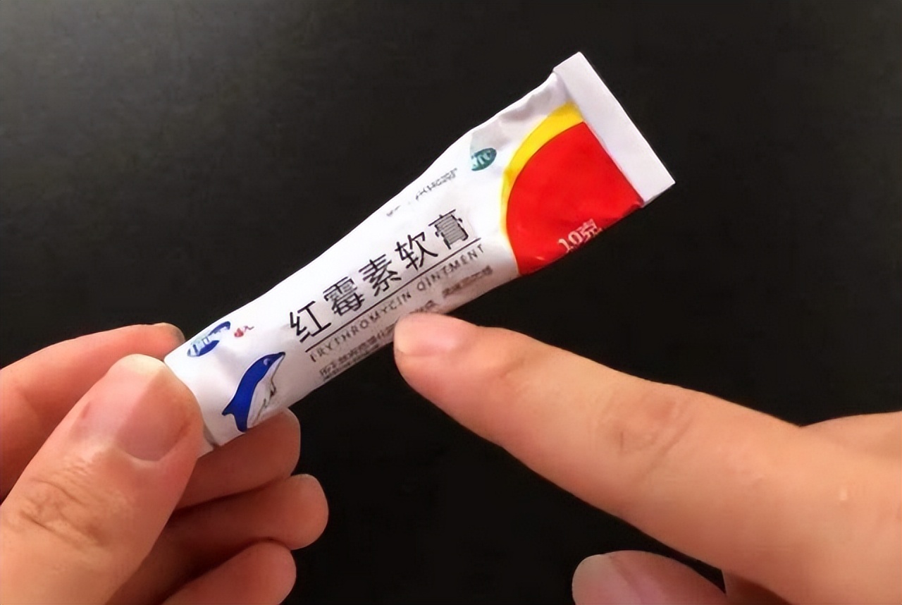 红霉素软膏涂眼睛后果,红霉素软膏眼白处可以涂吗