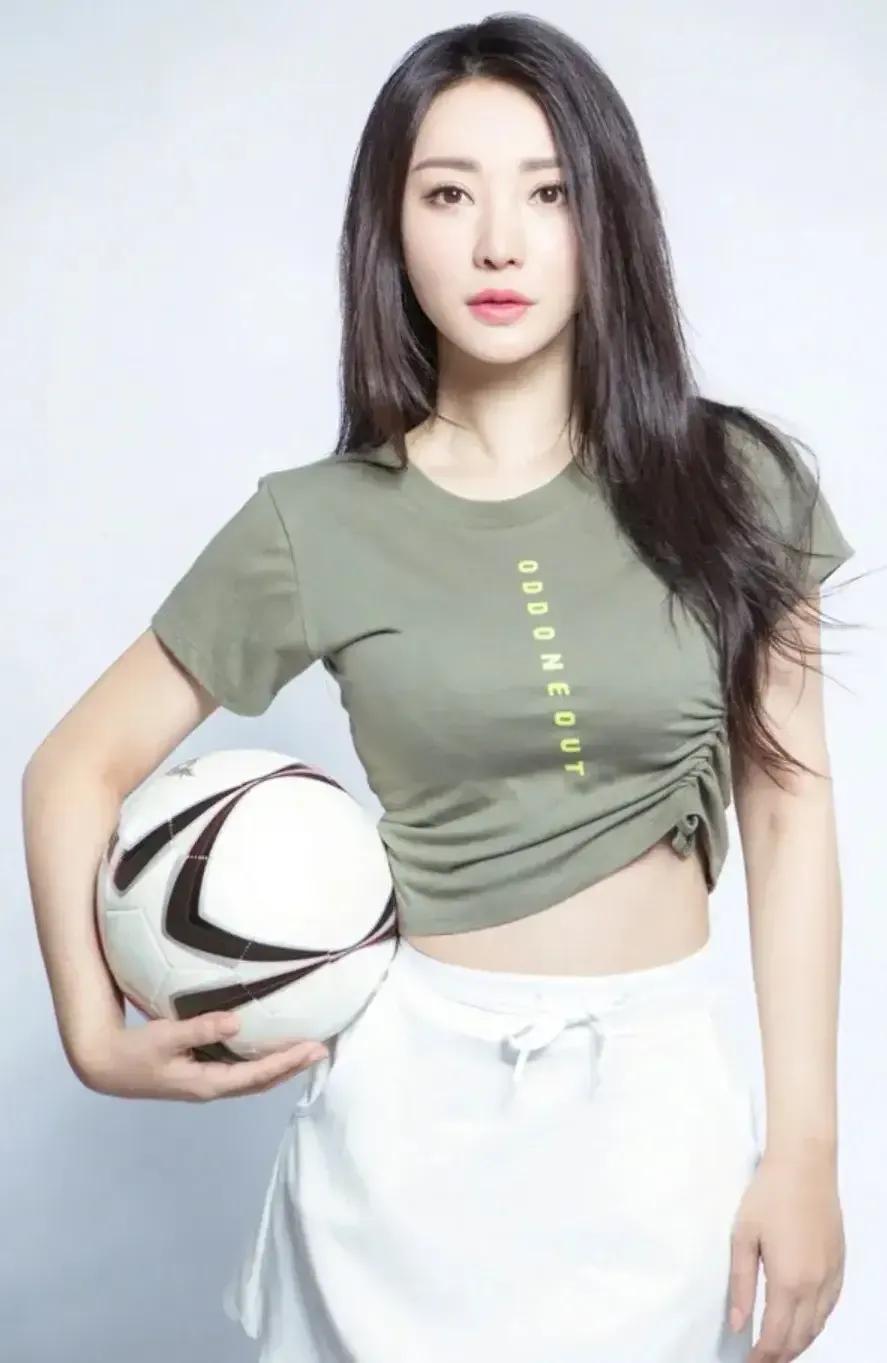 柳岩世界杯狂欢夜变身足球宝贝,世界杯柳岩化身足球宝贝