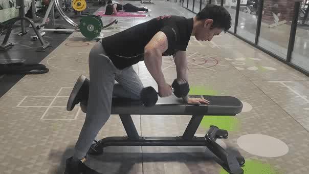 练肩膀和背的力量训练哑铃健身房,哑铃瘦胳膊瘦背最有效的运动