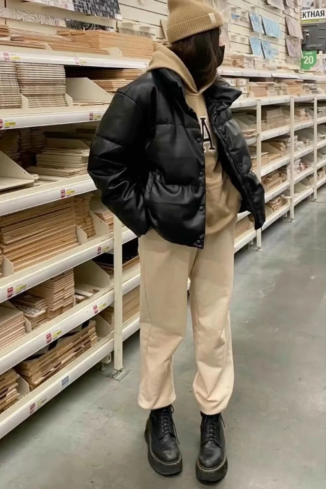 卫衣怎么搭配外套才好看冬天,冬天连帽卫衣怎么搭配洋气女