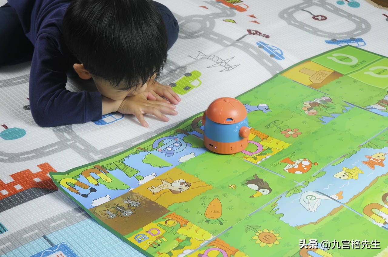 趣学伴思维训练机器人,儿童拼读编程机器人