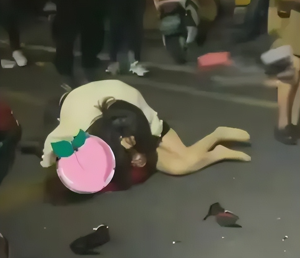 女子暴打小三真实事件,女子当街暴打小三被围观