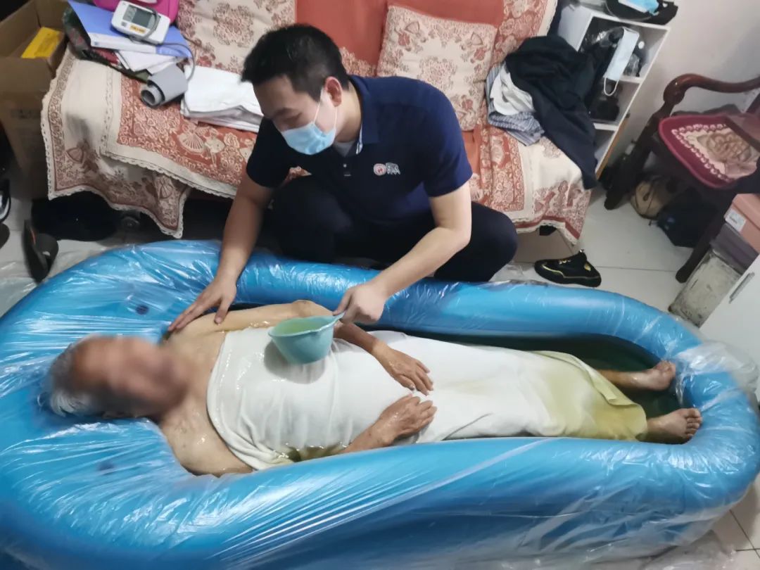 我，24岁，当了2天助浴师，为3位老人洗了澡