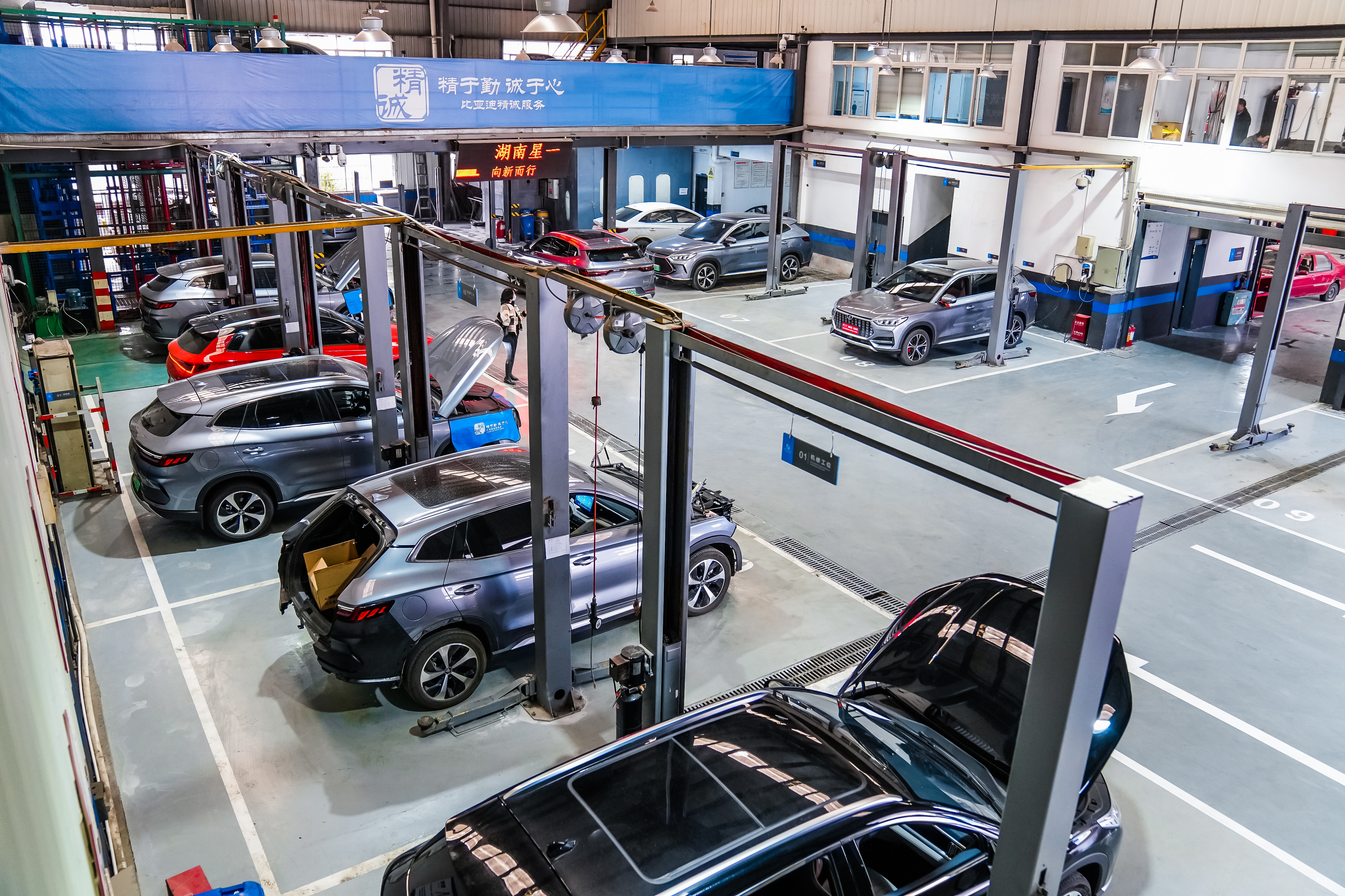 8对1服务，现在4S店内卷这么严重了吗？