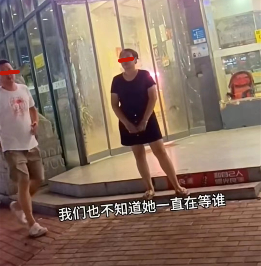 江苏痴情女子每天相同装扮去商场等人，知情人：那个人一直没出现