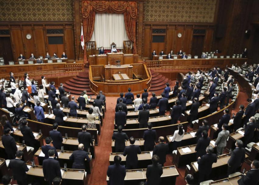 赛场上日本球迷观众齐喊勿忘国耻,韩国球迷挑衅日本