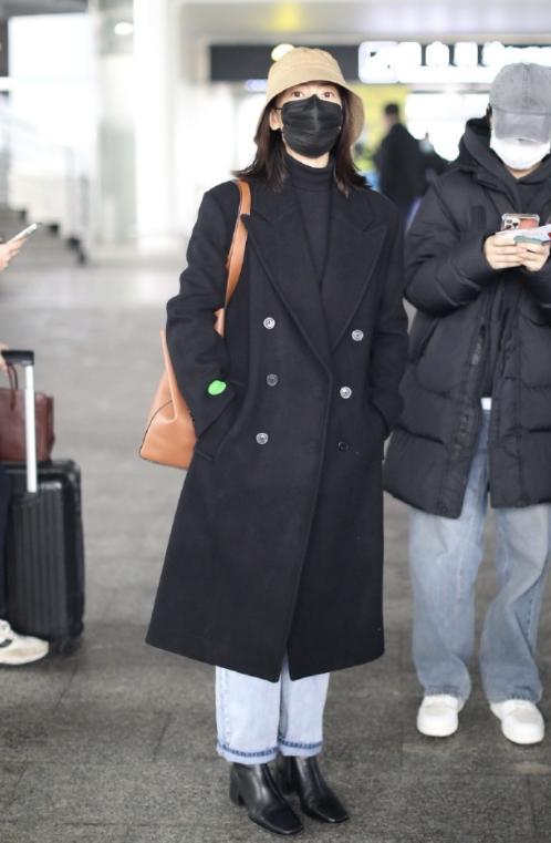 38岁女神高圆圆墨绿大衣出镜,高圆圆藏蓝色大衣搭配图片大全