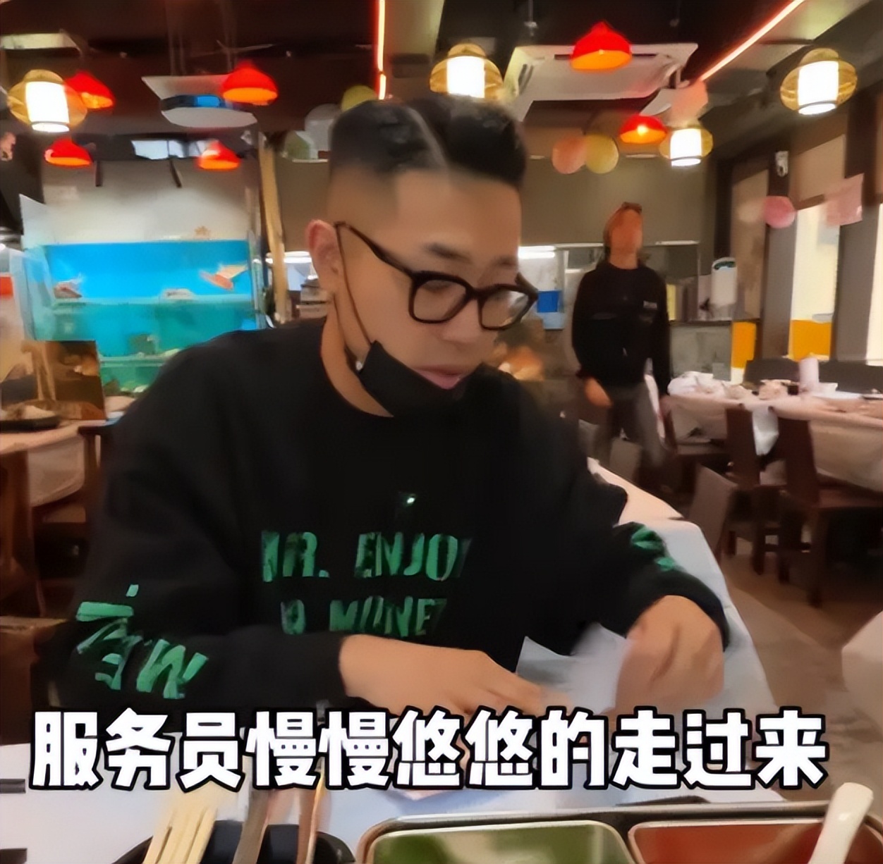 内地游客在香港街头吃饭,香港本地人评价大陆游客