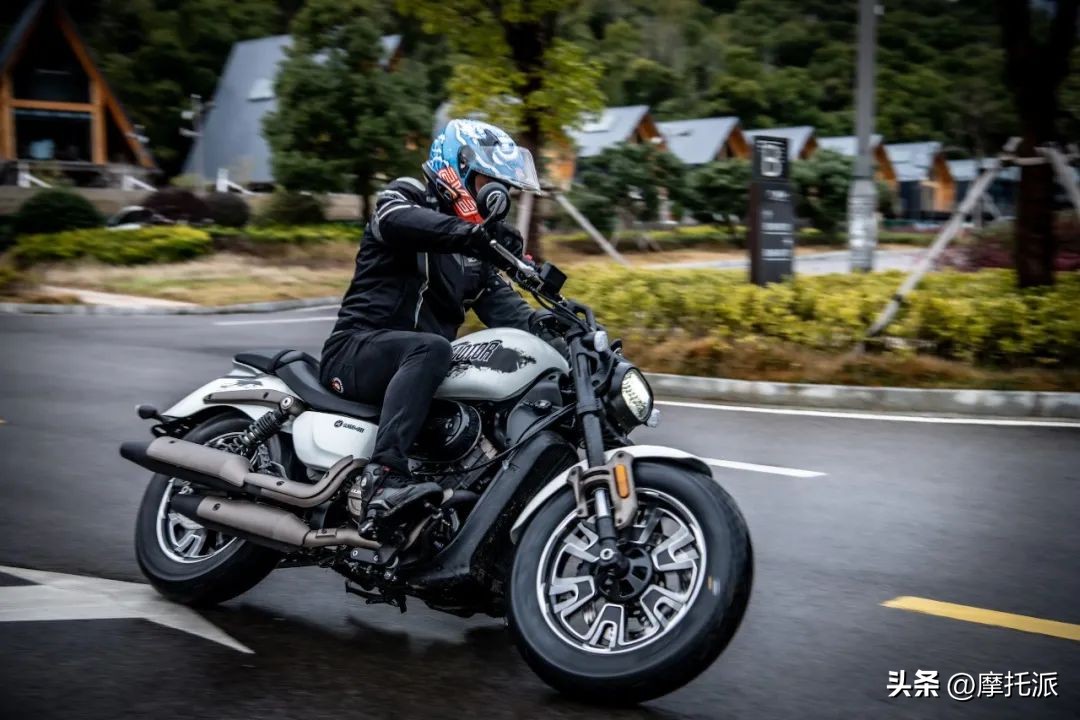 广州qjmotor赛350实车评测,qjmotor350圆灯版骑行感受