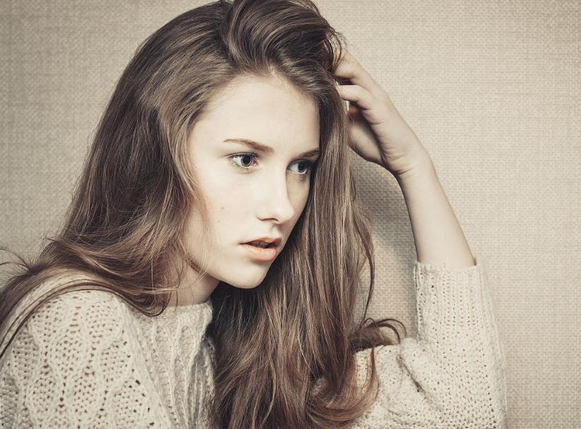 女子体内有蜱虫被医生拿镊子拔出,女子身上长虫医生拿镊子治疗