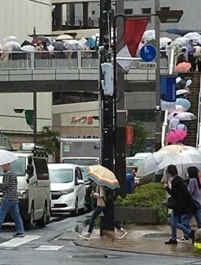 抢神石，挂卡片，看相测病毒，日本人为何沉迷玄学抗疫？