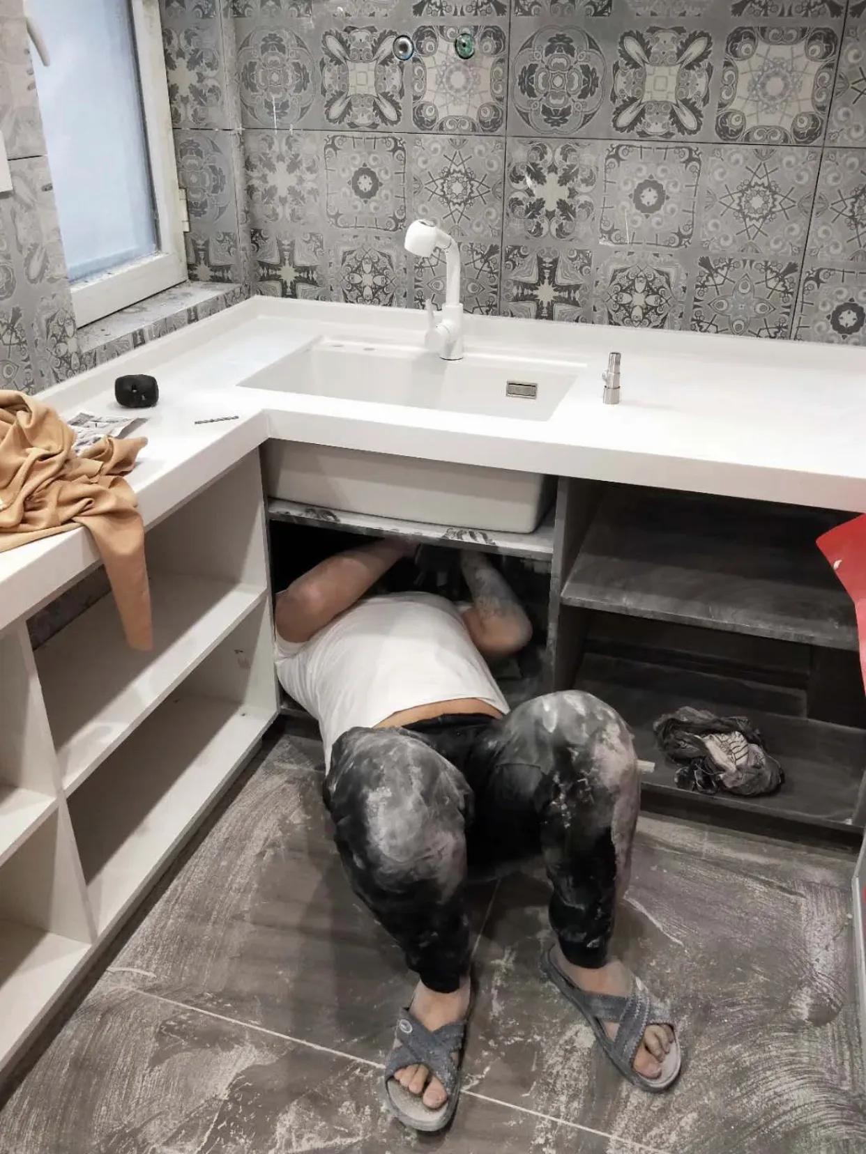 水槽怎么选好看又实用石英石水槽,石英石水槽和不锈钢水槽怎么选