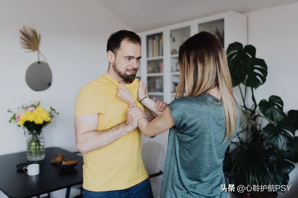 21岁女生被妈妈催婚,24岁女孩被妈妈催婚