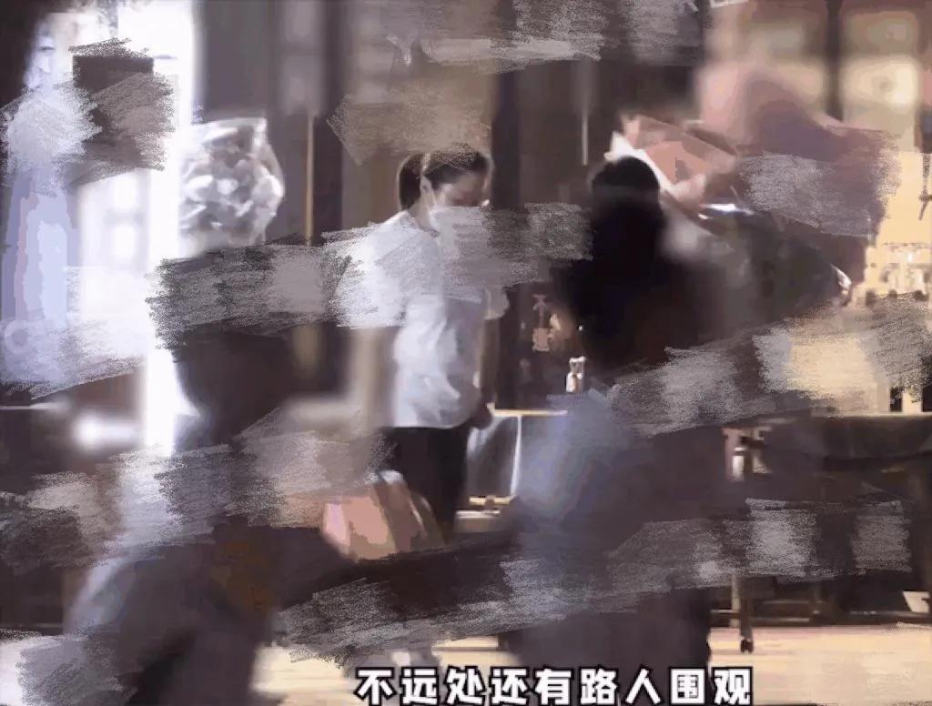 网友偶遇关晓彤陪鹿晗踢球,曝关晓彤经常陪伴鹿晗