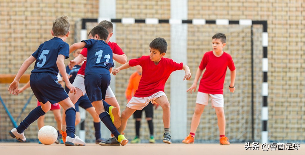 少儿足球给孩子带来什么,幼儿足球训练的好处