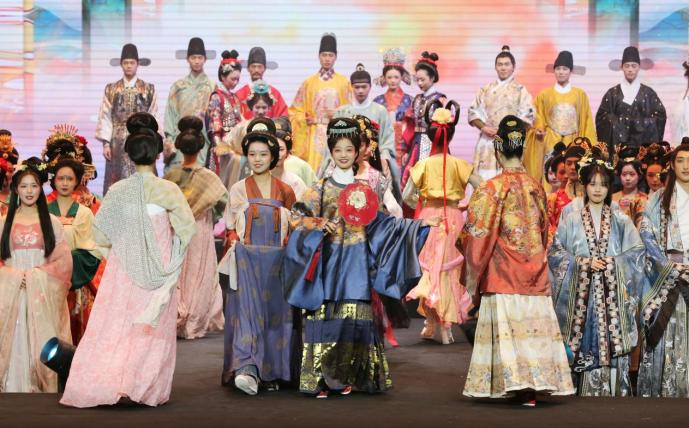 2023世界华服大会品贡茶悦宣恩