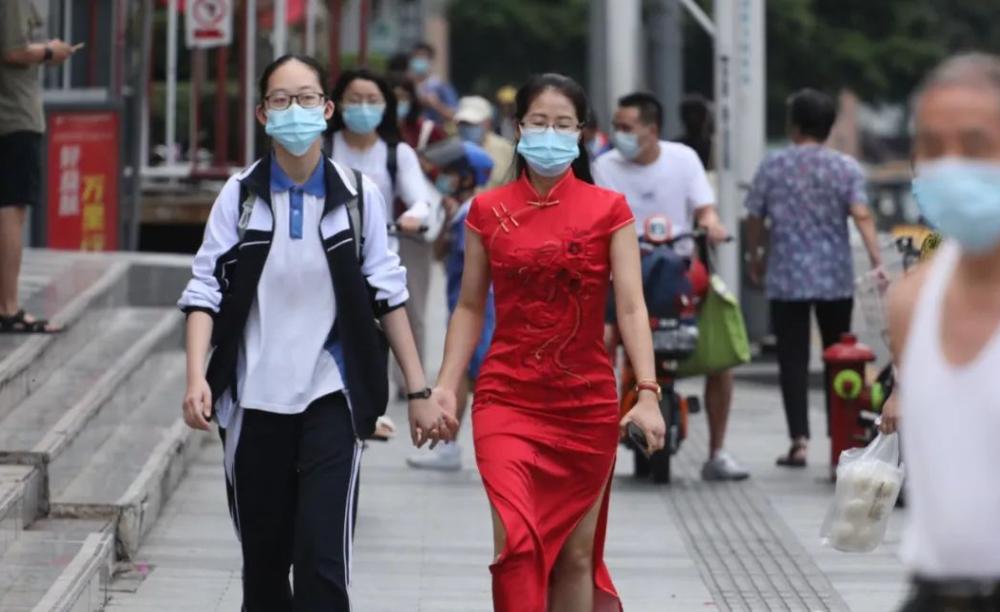 中学老师带学生家长给文具开光,老师带家长找大师给学生文具开光