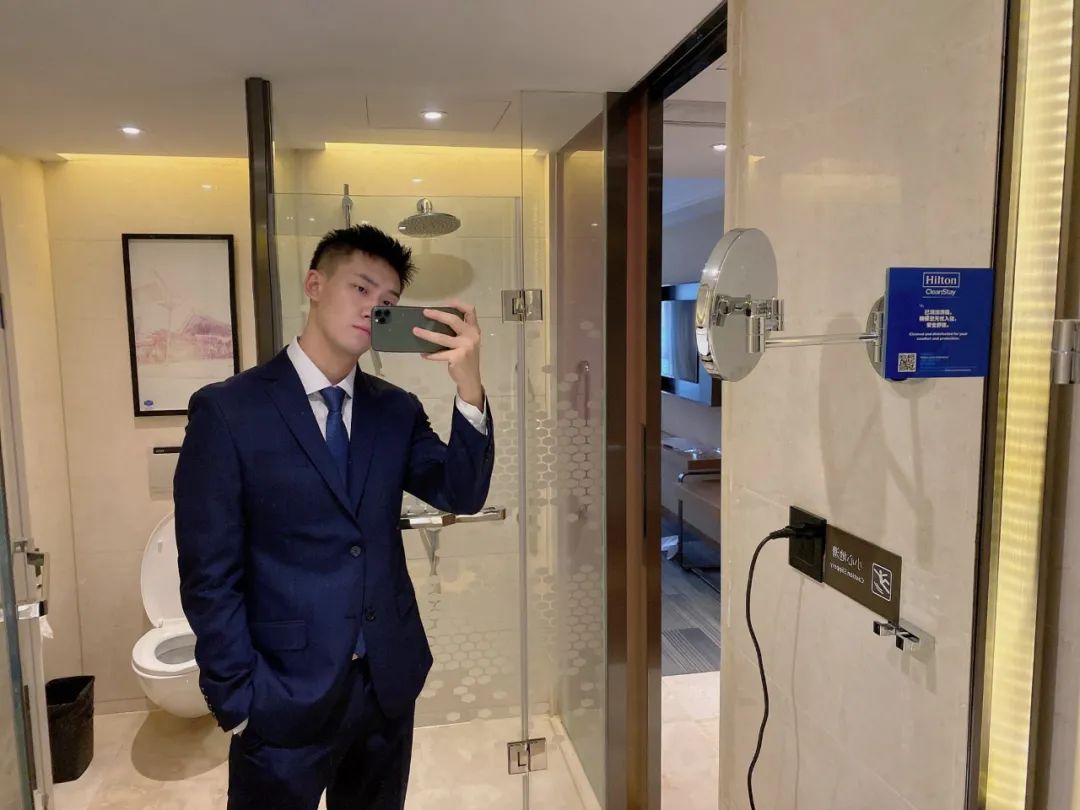 阳刚气十足的正装肌肉帅哥,正装腹肌小哥