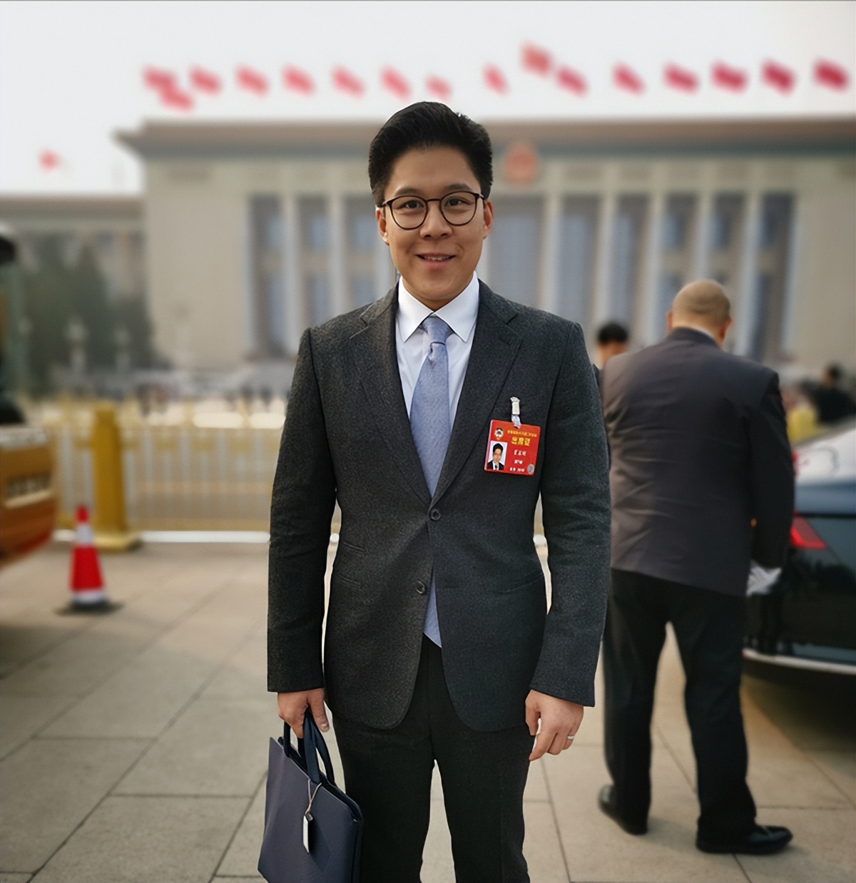 霍启刚郭晶晶再度甜蜜出镜,霍启刚穿西装郭晶晶穿羽绒服