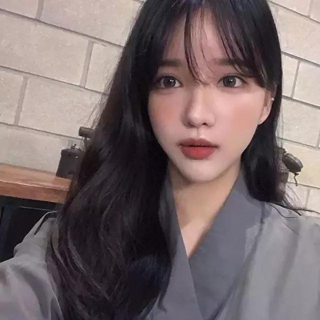 大脸妹子必选的三款发型,大脸额头窄适合什么发型