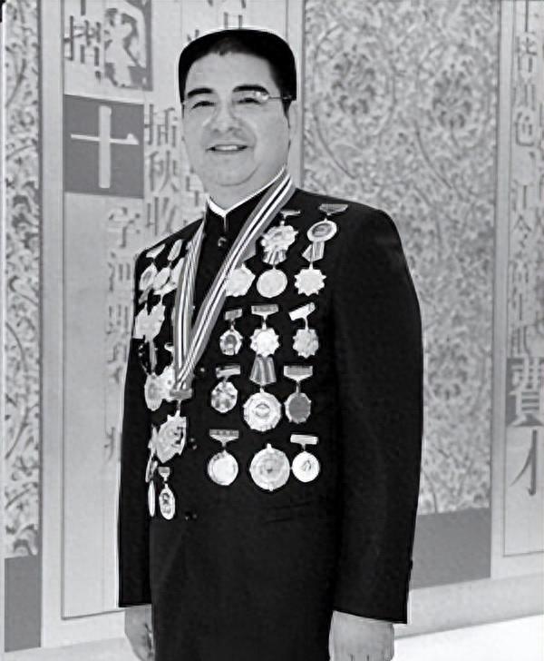 他把现金堆成山，高调捐款20亿后“消失”，如今出现在家种地？