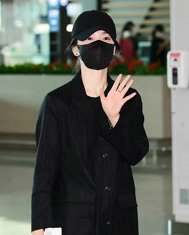 近期宋慧乔穿出不一样的美,宋慧乔穿搭日常短黑裙