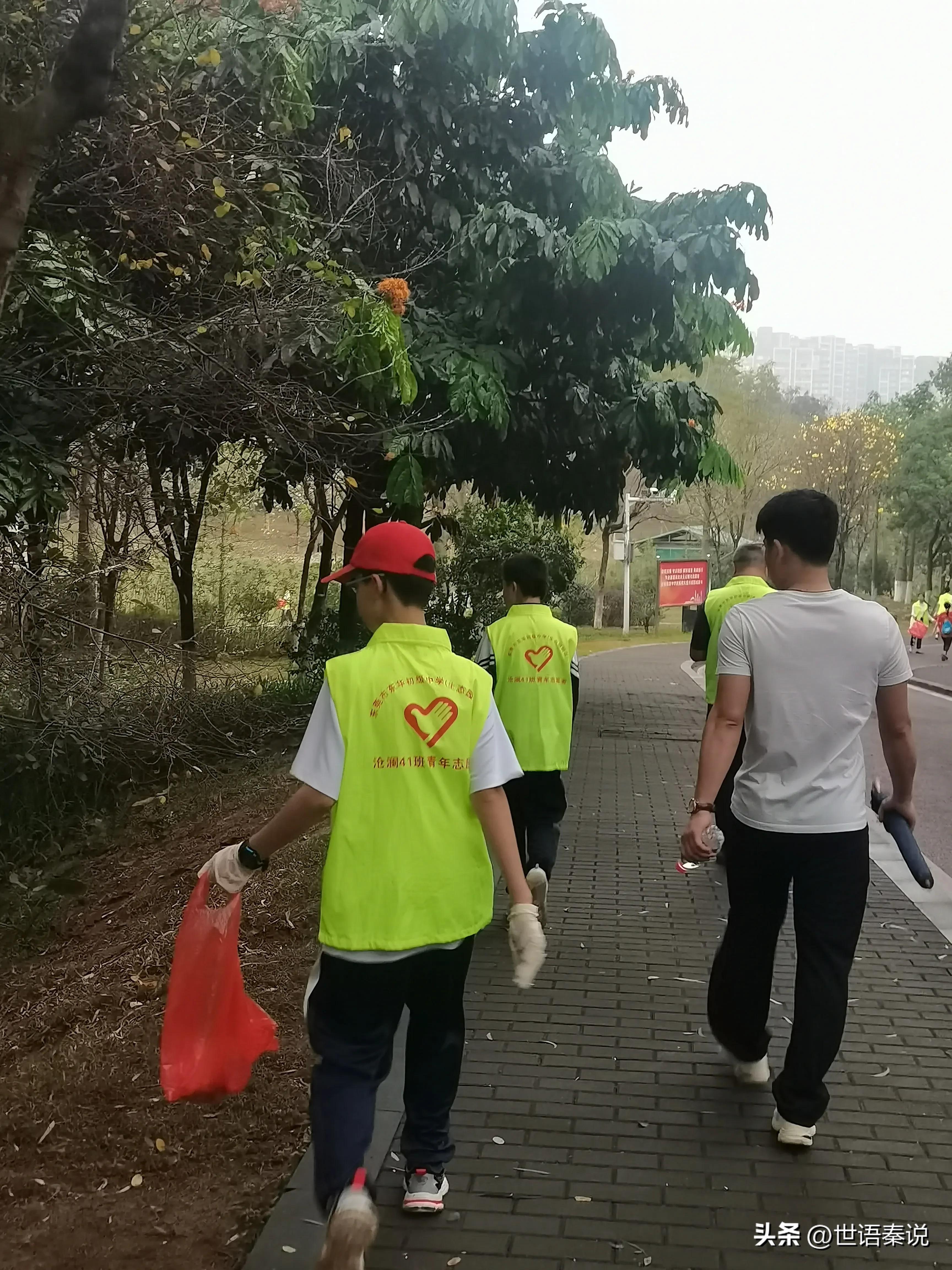 雨中漫步在公园里,独自漫步在郊野公园