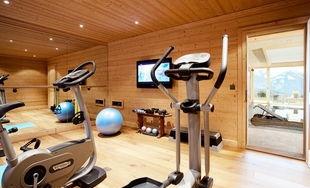 *拍偷**意淫女学员，教练为看*处私**剪开女学员档部，健身乱象何时休