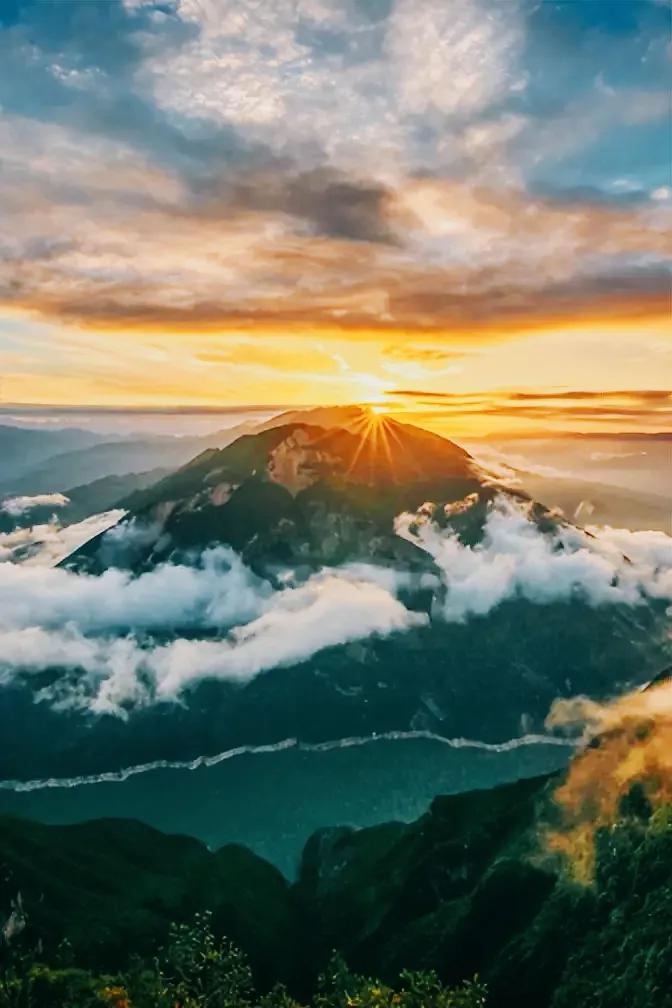 朝辞白帝彩云间中的白帝城指,早发白帝城和朝辞白帝彩云间