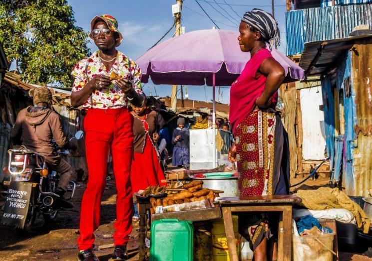 非洲贫民窟高质量的男性！收入3千全身名牌，老婆孩子却饿肚子