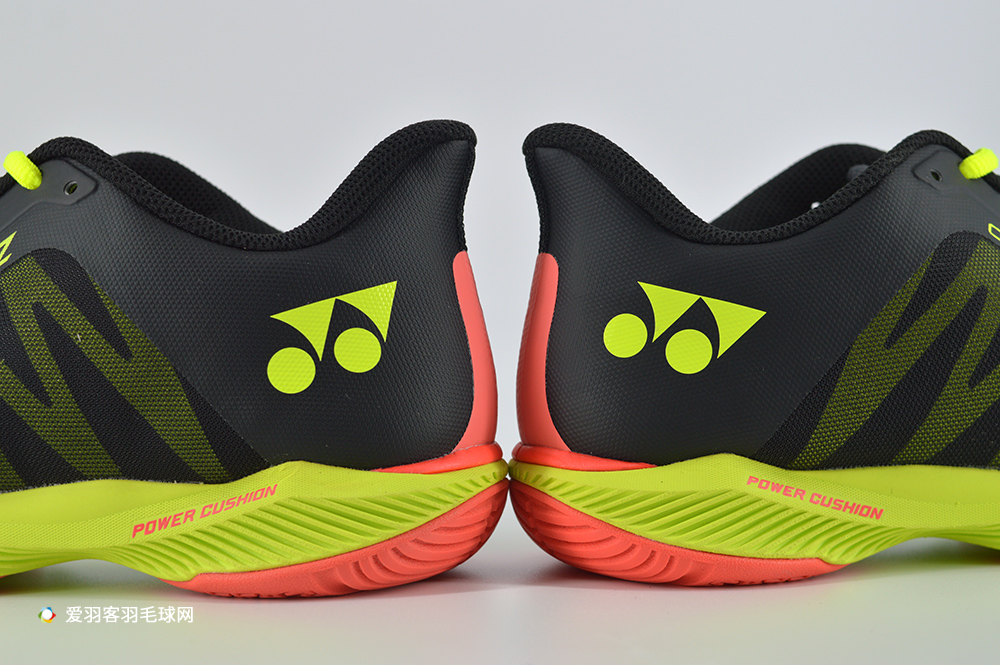 林丹阿迪达斯同款羽毛球鞋测评,尤尼克斯cfz林丹版