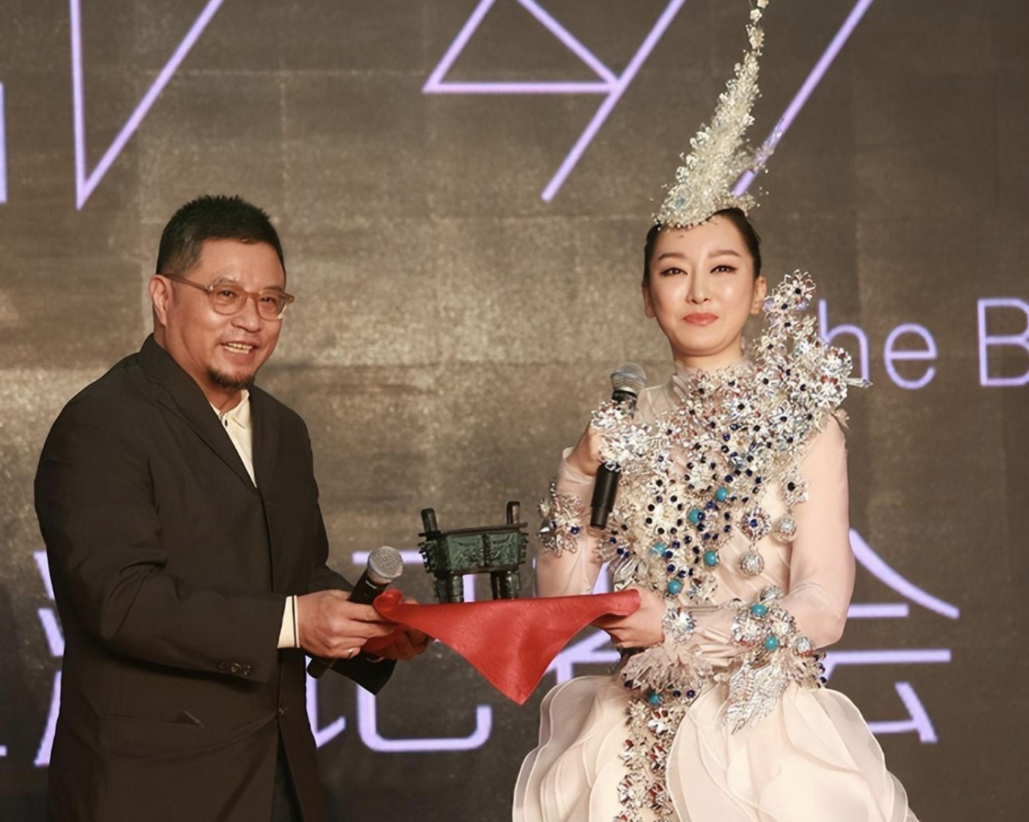 走出国门萨顶顶完整版,萨顶顶爆红后走出国门