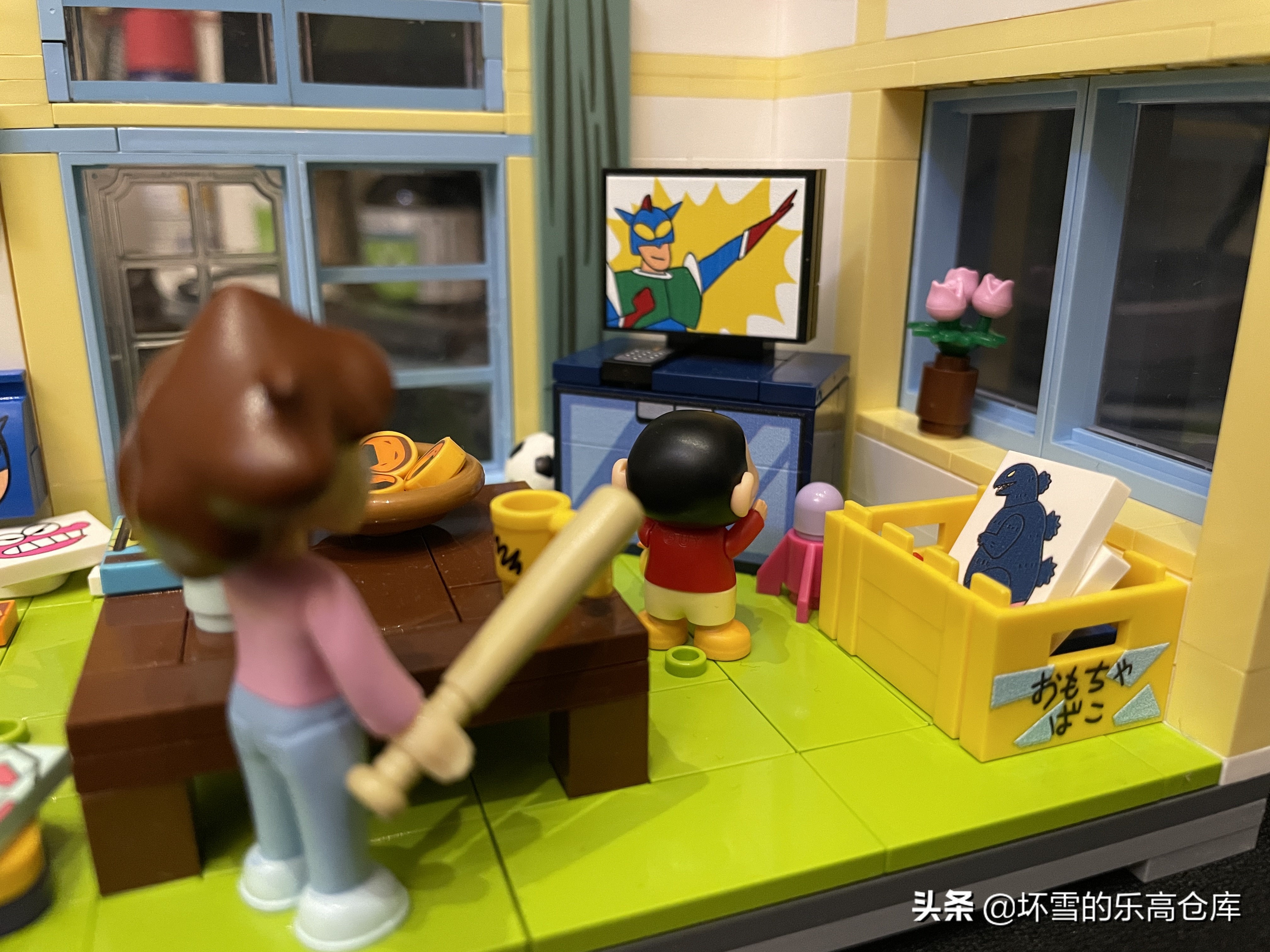 小新来妮妮家看动感超人,小新玩动感超人游戏