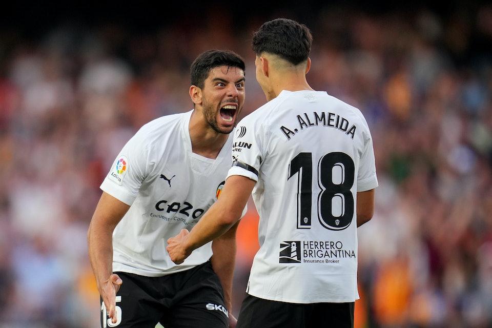 维尼修斯遭球迷裁判双重针对，被锁喉反倒吃红牌，安切洛蒂表支持