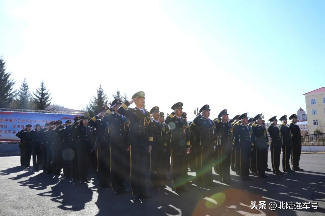 敬礼鲜艳的五星红旗,鲜艳五星红旗下敬礼视频