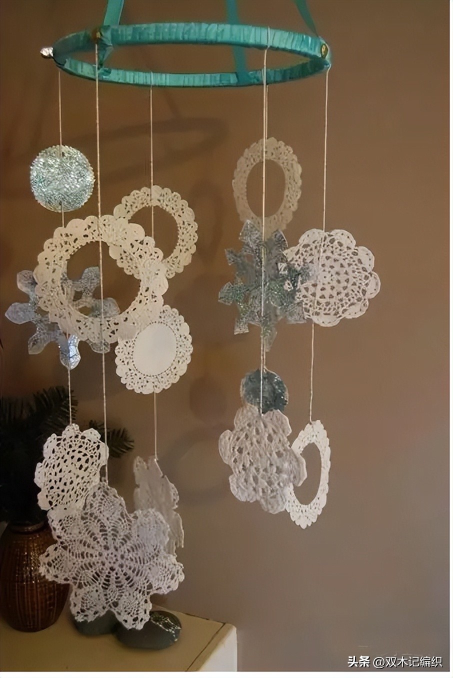 钩好的几片蕾丝缝到布艺抱枕和包包上，身价立马倍升