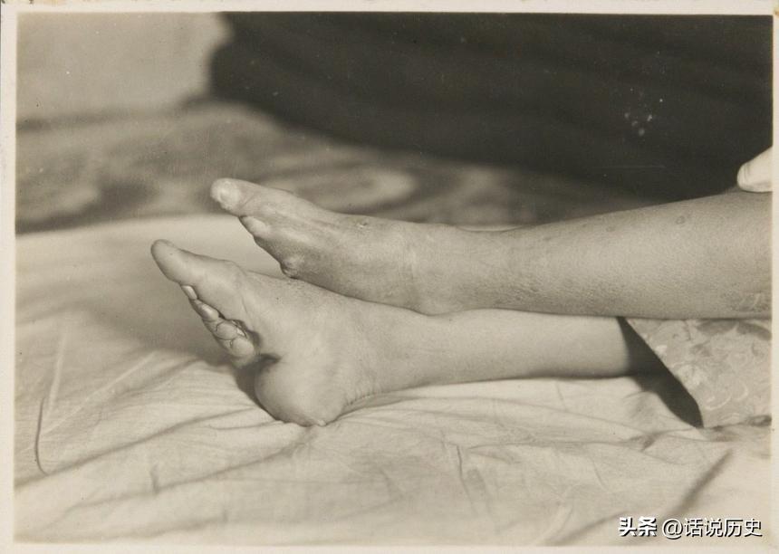 变态的纳粹德国,*光脱**犹太人女人衣服,集体*杀屠**!