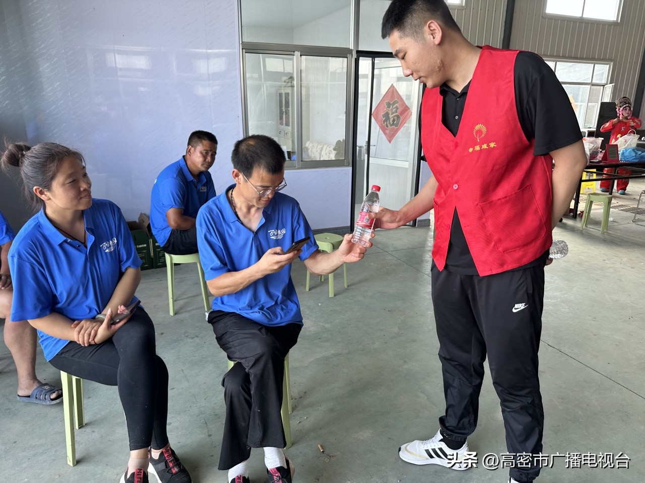 高密市咸家社区：走进万亩良田种植基地，开展“学习强国”线下推广活动