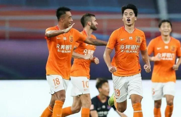 武汉队消息！曝1米89德甲前锋就位，6名球员离队，3名球员回归