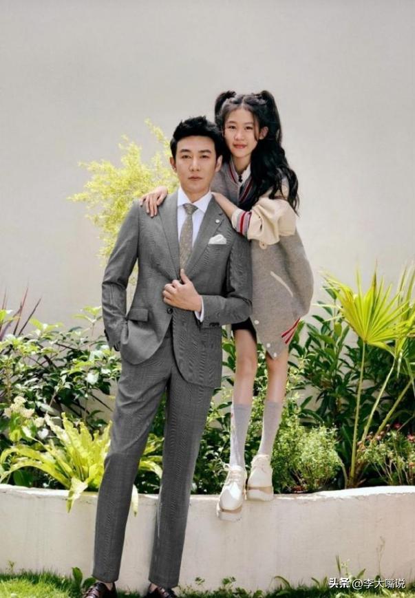 陆毅父女拍写真，贝儿双腿太细遭质疑，鲍蕾晒花絮视频力证未p图