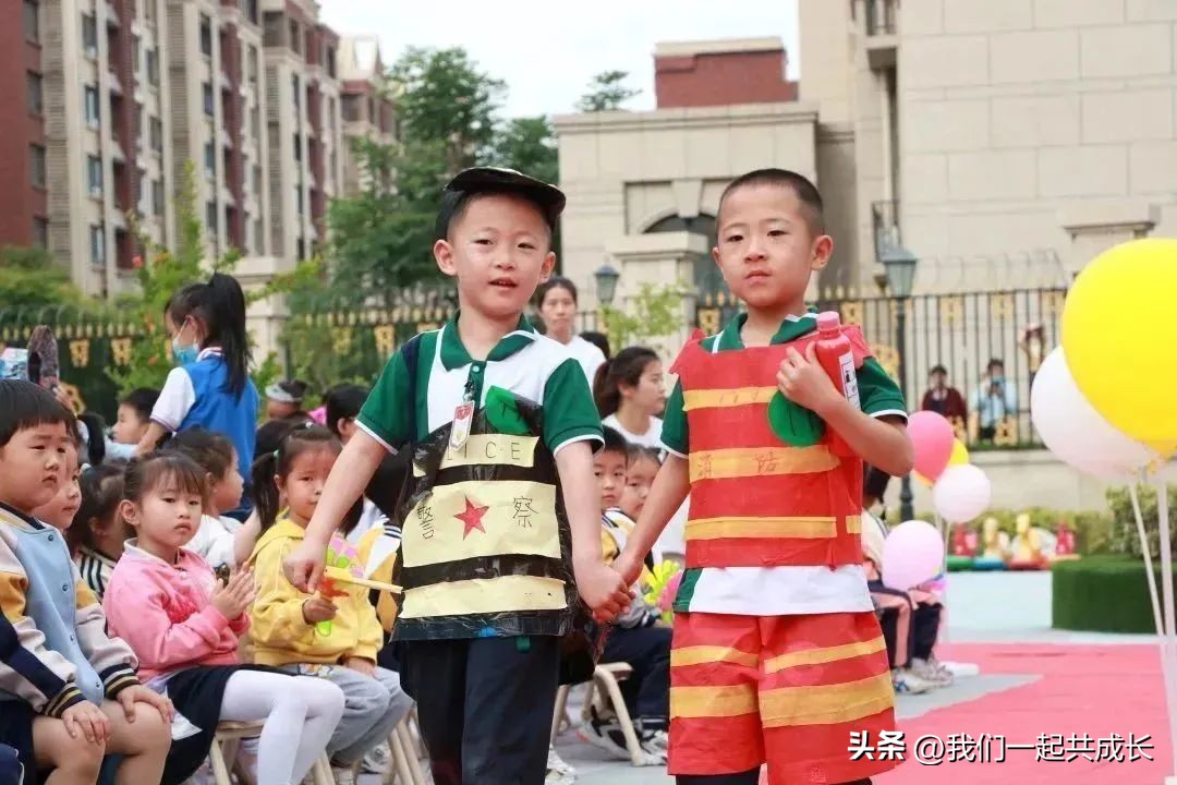 六一幼儿园全班环保t台时装秀,六一儿童节自制环保衣服详细教程